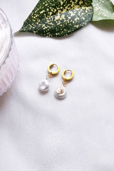 Thick hoop earrings with coin pearl - P230